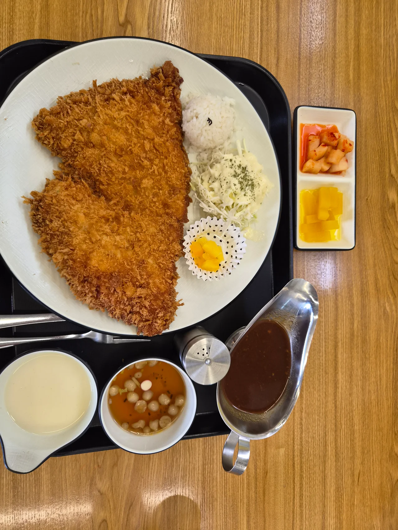 푸짐하게 차려진 옥천왕돈까스 전체 상차림