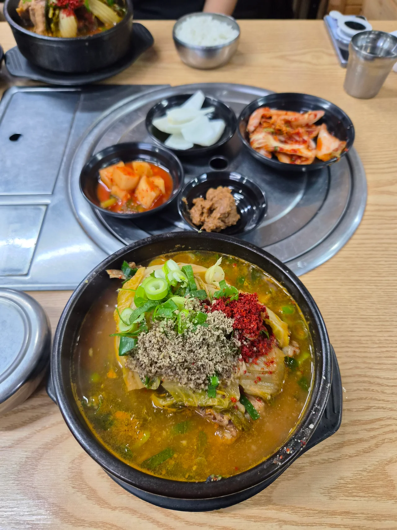 옥천 시골해장국의 뼈다귀탕과 밑반찬이 놓인 전체적인 상차림